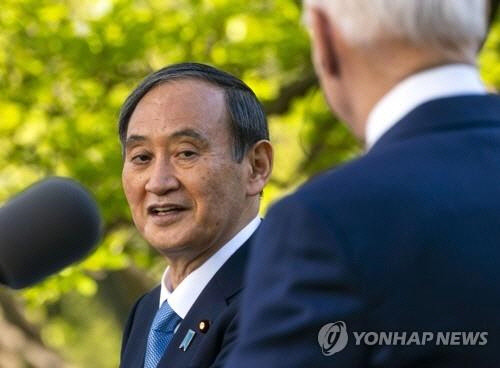 미국을 방문한 스가 요시히데 일본 총리(왼쪽)가 16일(현지시간) 백악관 로즈가든에서 조 바이든 미국 대통령과 함께 기자회견을 하고 있다. <워싱턴EPA=연합뉴스>